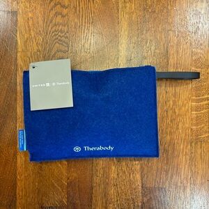 4/$20 New business class amenity kit United Airlines by Therabody